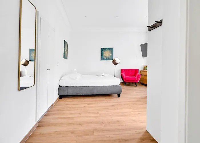 4 - Near Place De Paris Апартаменты